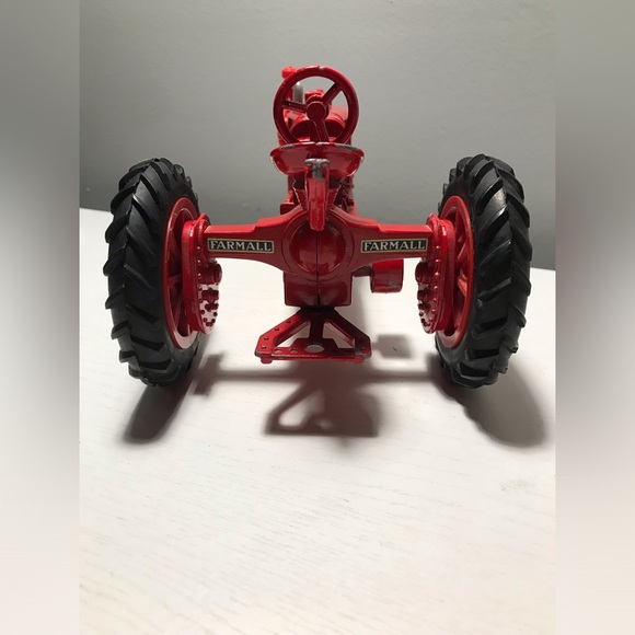 ERTL 1:16 Scale McCormick Deering Farmall F-20 Tractor - Picture 4 of 9